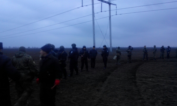 Вооруженный спецназ окружил участников блокады Крыма, протестующих против ремонта ЛЭП, – журналист