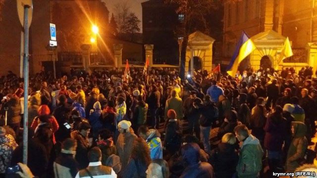 Протестующие под Администрацией президента кричат: «Порошенко на гіляку!»