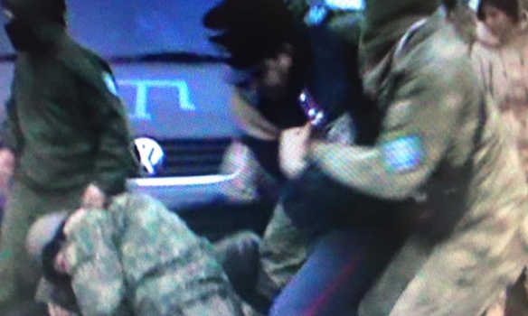 Кива: Полицейский получил ножевое ранение в стычке между силовиками и участниками блокады Крыма