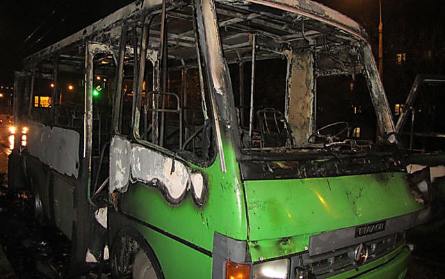 Женщина сожгла пассажирский автобус в Полтаве, бросив в салон "коктейль Молотова"