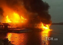 У Києві вщент вигорів ресторан на Дніпрі