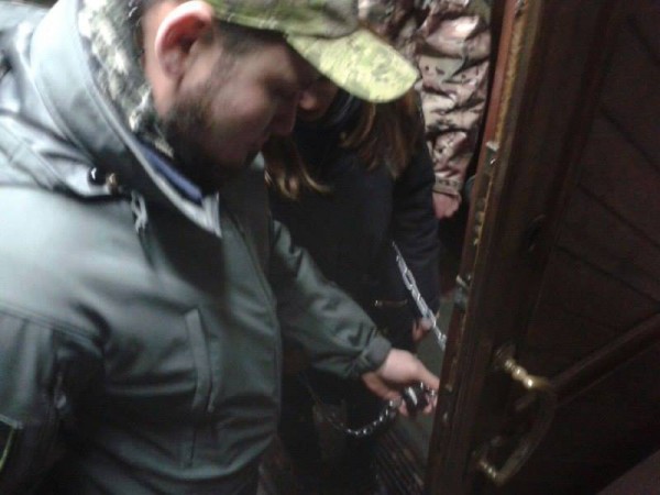 В Киеве активисты приковали себя к стенам райотдела
