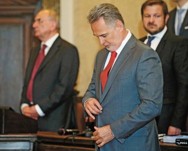 Ради победы над Фирташем власти пожертвовали вафлями