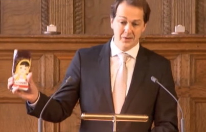 Порошенка в Нідерландах "потролили" шоколадкою. Він сприйняв це з гумором