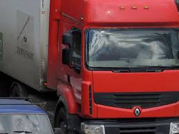 На українсько-російському кордоні скупчуються турецькі вантажівки