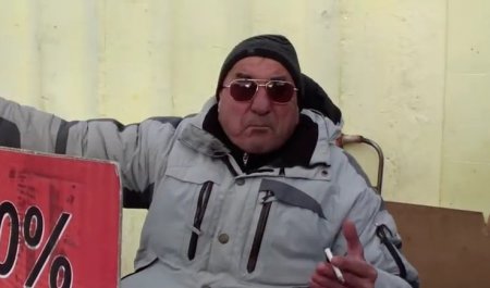 Дільничний поліції “кришує” стихійну торгівлю на станції метро Героїв Дніпра