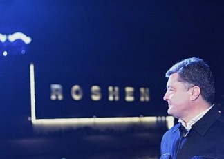 Киянин вийшов на одиничний пікет проти корпорації Рошен у Києві