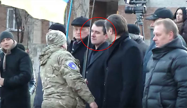 Мэр Славянска отказывается брать флаг Украины