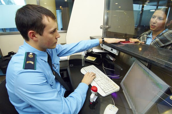 Маразм крепчал: российские туристы задержаны при возвращении в Россию из отпуска