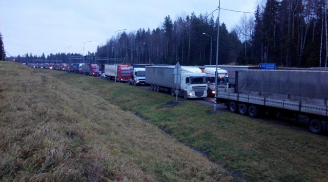 ДАЛЬНОБОЙЩИКИ СО ВСЕЙ РОССИИ ОТПРАВЛЯЮТСЯ ПЕРЕКРЫВАТЬ МКАД (ВИДЕО)