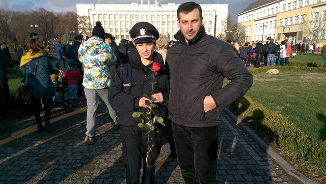 Нова гаряча красуня-коп з’явилася в Закарпатті (фото)