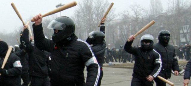 Экс-милиционеры выдавали "титушкам" оружие для избиения евромайдановцев, - ГПУ