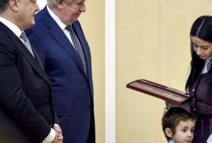 Порошенко присвоил звание героя Украины прокурору, погибшему под Дебальцево