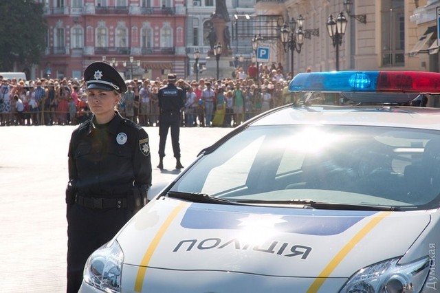 Одесским полицейским задерживают зарплату