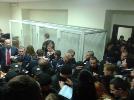 У суді над Медведьком силовики побили активістів: постраждала дівчина підозрюваного