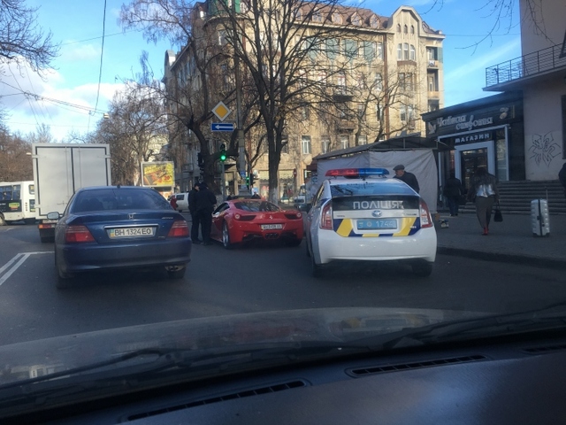 В центре Одессы полиция остановила «Феррари»: водитель нарушил правила