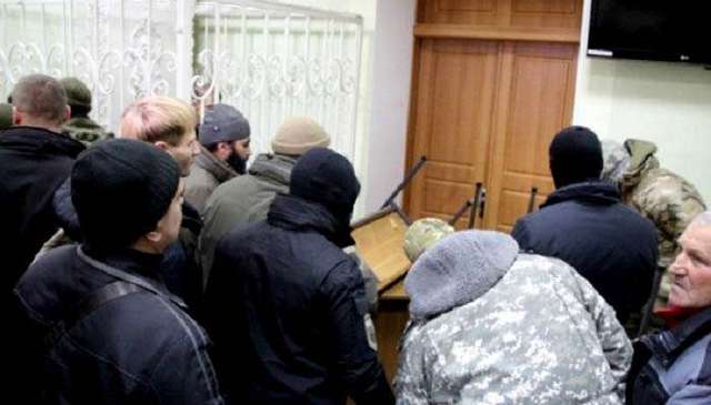 «Правый сектор» заблокировал суд в Кировограде, начались столкновения с полицией (ФОТО)