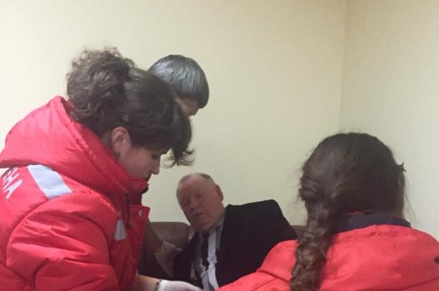 В ІВАНО-ФРАНКІВСЬКУ ДИРЕКТОРУ ВИШУ СТАЛО ПОГАНО ПІСЛЯ ОТРИМАННЯ ХАБАРЯ. ФОТО