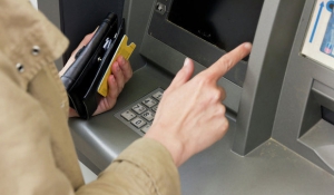 Банк знімає гроші за невдалу спробу зняти готівку