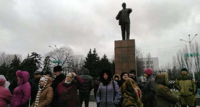 Жители Стаханова вышли на похороны лидера казаков «ЛНР» Дремова (ФОТО)