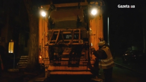 «Золото, гроші, побутова техніка, мертві діти» - працівники столичних сміттєвозів розповіли, що знаходять в баках