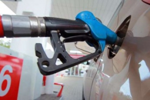 Стало відомо, скільки переплачують українські водії за літр бензину