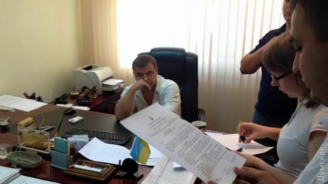 Попавшийся на взятке экс-судья вернулся на работу в одесскую райадминистрацию