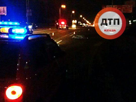 СМЕРТЕЛЬНОЕ ДТП В КИЕВЕ НА БРОВАРСКОМ: ТРУП ПАРНЯ ОТКИНУЛО НА ДЕСЯТКИ МЕТРОВ