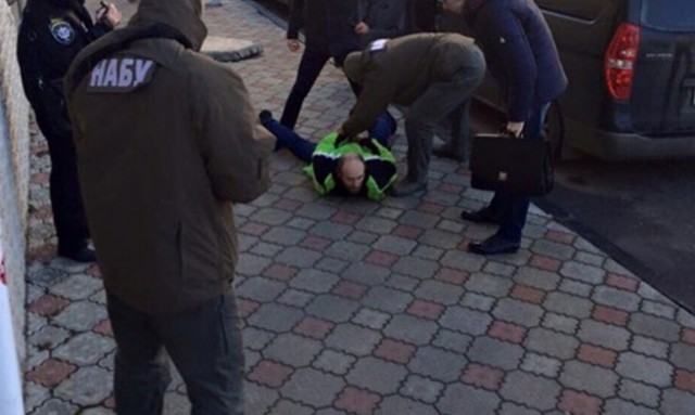 Детективи НАБУ уклали голову суду писком в асфальт. Впіймали на хабарі. Фотозвіт