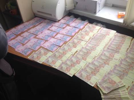 ЯК НА ПРИКАРПАТТІ ЧЕРГОВОГО ХАБАРНИКА ЗАТРИМУВАЛИ. ВІДЕО