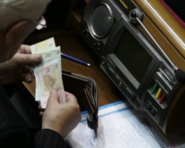 Депутаты выделили в бюджете-2016 миллионы на повышение своей зарплаты