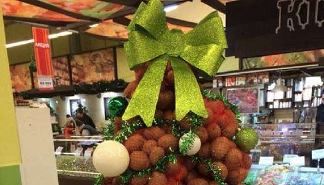 В минском супермаркете поставили картофельную елку (ФОТО)