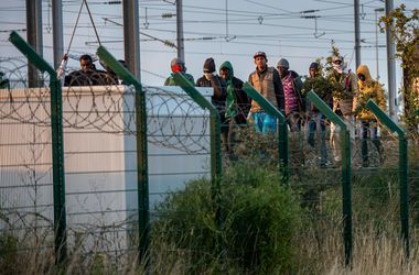 Во Франции сотни мигрантов вновь попытались прорваться в Евротоннель