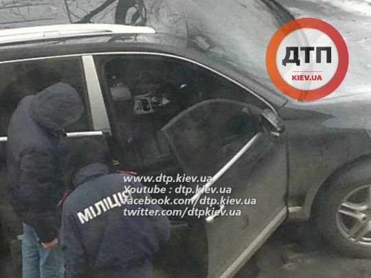 ЧП В КИЕВЕ НА РАДУЖНОЙ: ПЫТАЛИСЬ СЖЕЧЬ PORSCHE CAYENNE