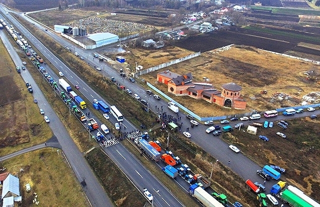 Аграрії почали масово блокувати дороги (ФОТО)