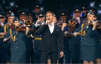 Стас Пьеха спел о гумконвоях России