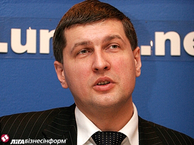 Нардеп-радикал Попов вместе с родственниками защищает банк-обнальщик