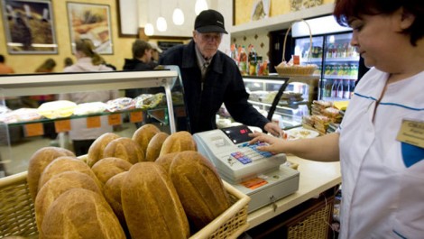 В Крыму продавщица шокировала покупателя отдав предпочтение гривнам перед рублями