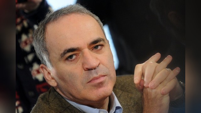 Украина должна максимально затруднить России организацию жизни в Крыму, – Каспаров