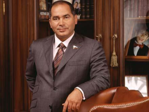 В Азербайджане миллиардер выплатил банковские долги своих работников