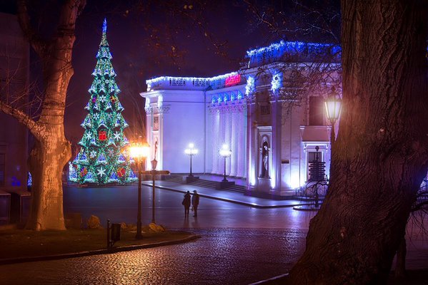 Новый год: Одесса "под хунтой" vs "освобожденный" Крым (найди 10 отличий)