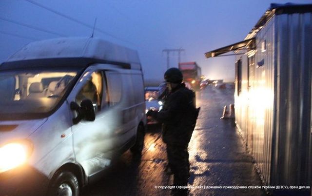На пунктах пропуску в зоні АТО знову фіксують черги