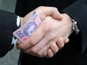 Рукопожатие спасло директора киевской школы от подозрения во взятке