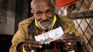 Американский бомж, узнав среднюю зарплату в РФ, вернул россиянину $10