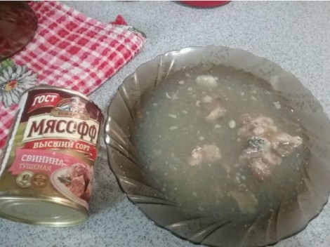 В оккупированный Крым начались поставки российской тушенки и колбасы без мяса