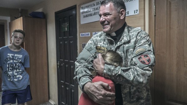 Приютил 3000 сирот, усыновил 33 детей, защитил Мариуполь: Соцсети воодушевились историей капеллана