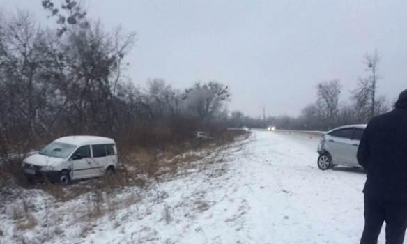 У Рівненській обл., допомагаючи водіям, що з’їхали у кювет, загинув поліцейський