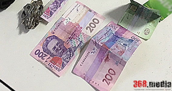 Фальшивомонетчики обманывали платежные терминалы, разрезая настоящие купюры