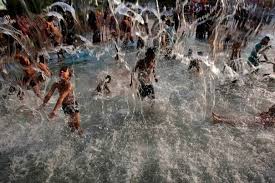 Двое полуголых днепропетровцев устроили новогоднюю "баню" в фонтане торгового центра