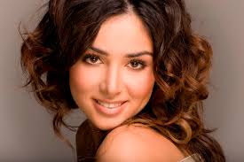 Екс-нардеп показала еротичний шпагат та вигуляла вишиванку в пустелі